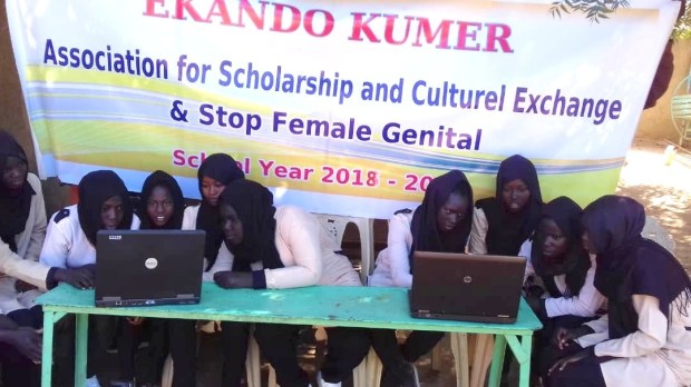 mädchen im sudan+pc